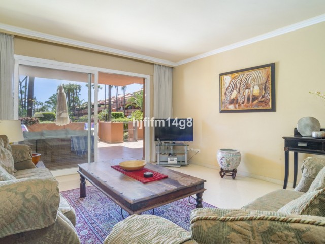 Apartamento con 2 Dormitorios  en Puerto Banús