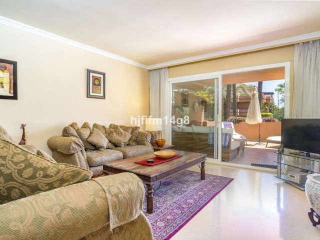 Apartamento con 2 Dormitorios  en Puerto Banús