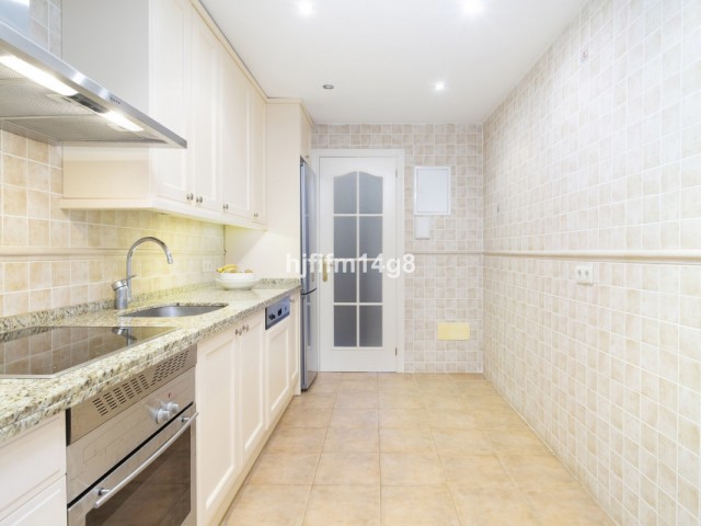 Apartamento con 2 Dormitorios  en Puerto Banús