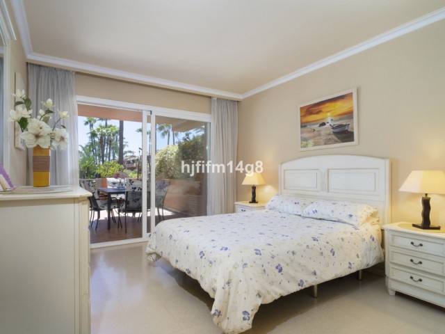 Apartamento con 2 Dormitorios  en Puerto Banús