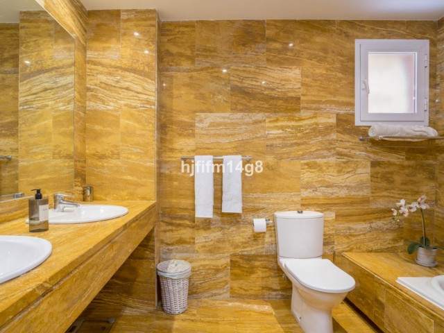 Apartamento con 2 Dormitorios  en Puerto Banús