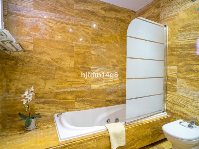 Apartamento con 2 Dormitorios  en Puerto Banús