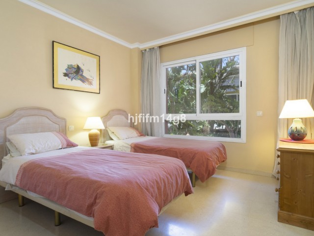 Apartamento con 2 Dormitorios  en Puerto Banús