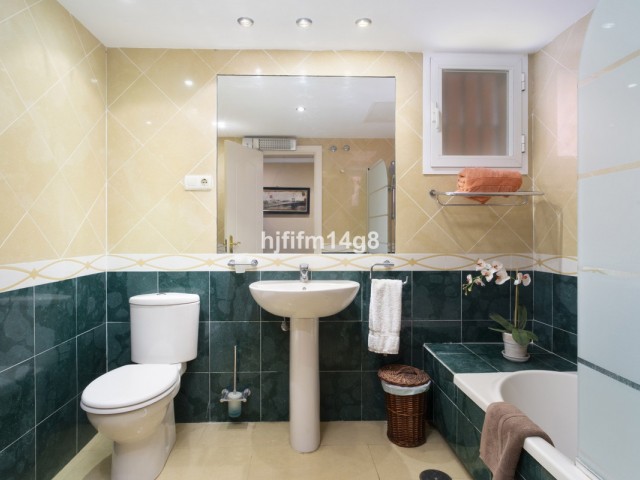 Apartamento con 2 Dormitorios  en Puerto Banús