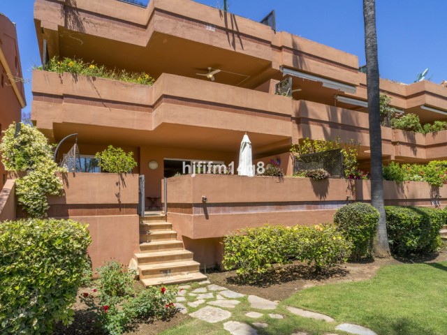 Apartamento con 2 Dormitorios  en Puerto Banús