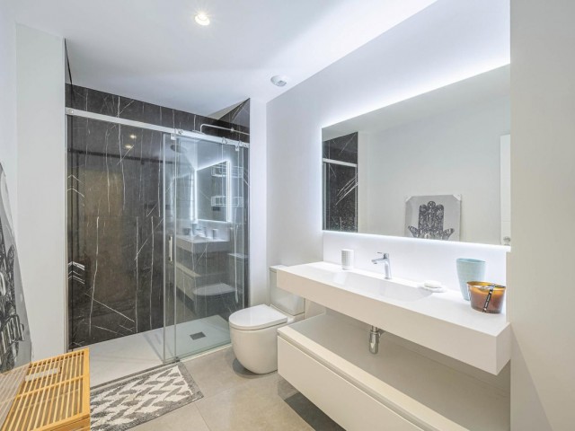 Apartamento con 2 Dormitorios  en Estepona
