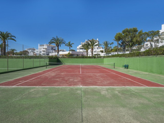 2 Bedrooms Apartment in Elviria