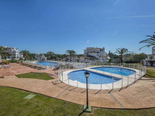2 Bedrooms Apartment in Elviria