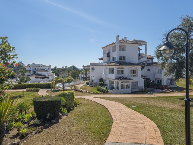 2 Bedrooms Apartment in Elviria