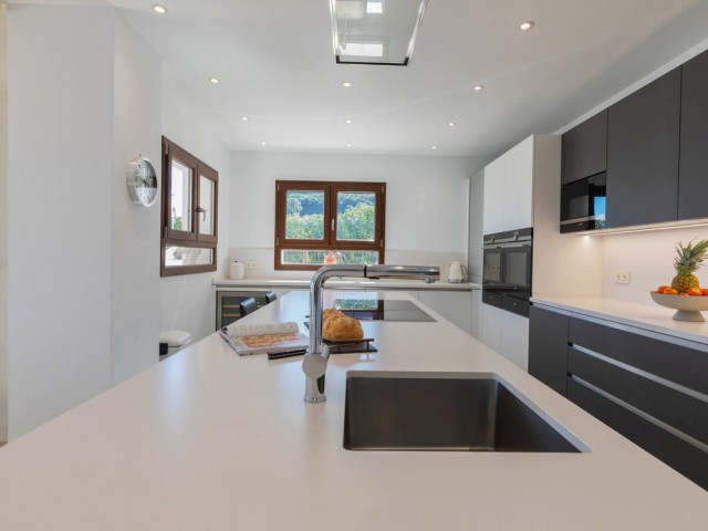 4 Bedrooms Villa in Benahavís