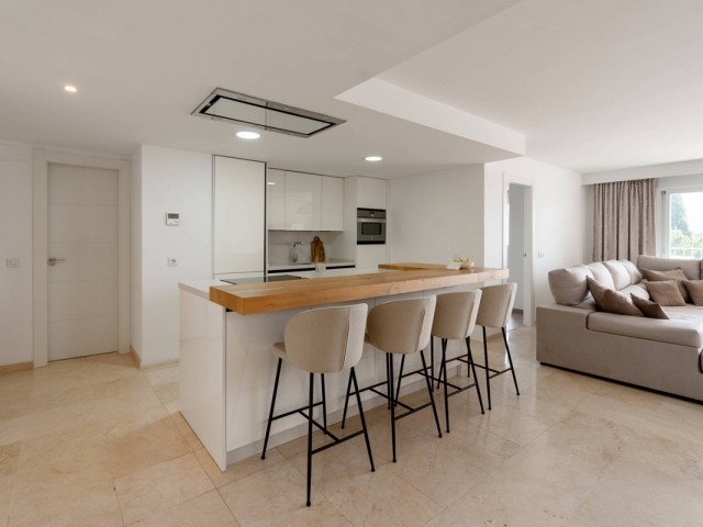 4 Bedrooms Apartment in Nueva Andalucía