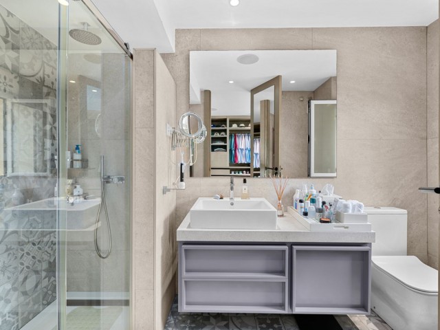Apartamento con 5 Dormitorios  en Río Real