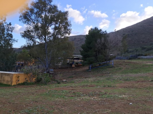 Comercial con 8 Dormitorios  en Campo Mijas