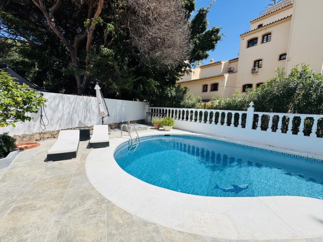 Villa con 4 Dormitorios  en Elviria