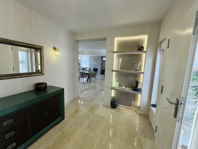 Villa con 4 Dormitorios  en Elviria