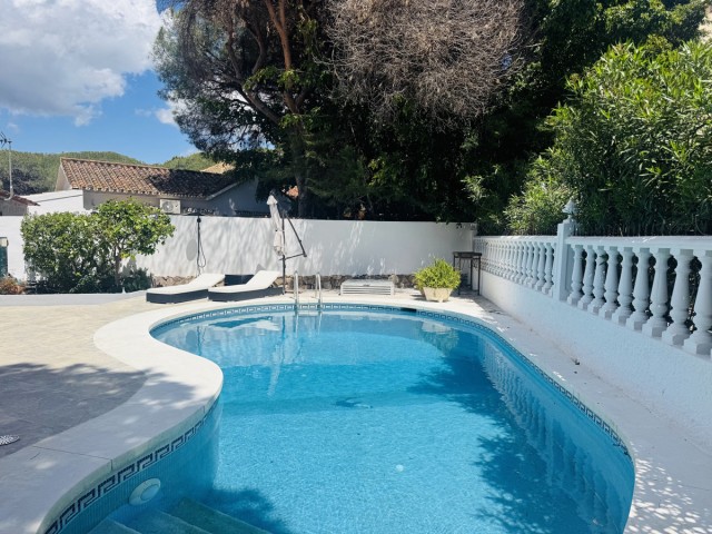 Villa con 4 Dormitorios  en Elviria