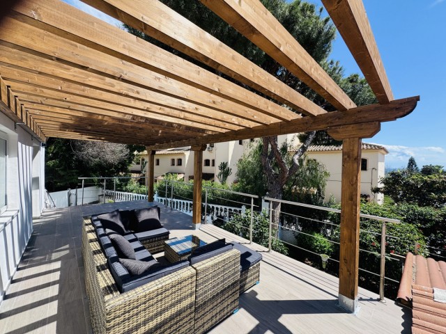 Villa con 4 Dormitorios  en Elviria
