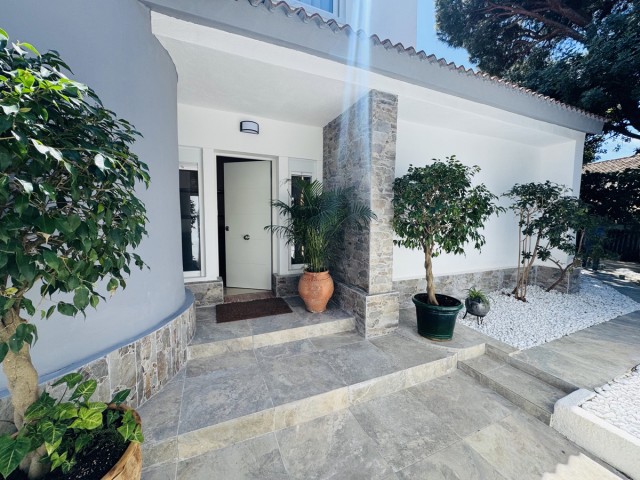 Villa con 4 Dormitorios  en Elviria
