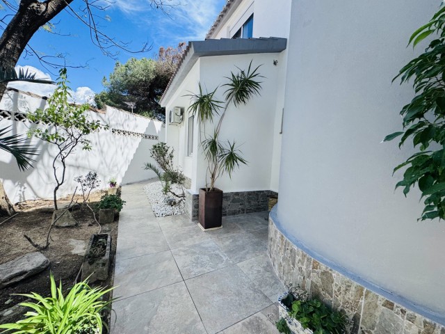 Villa con 4 Dormitorios  en Elviria