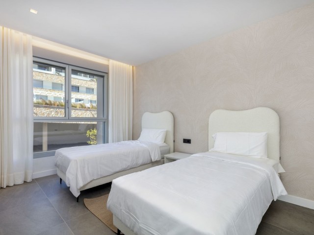 Maison mitoyenne avec 4 Chambres  à Estepona