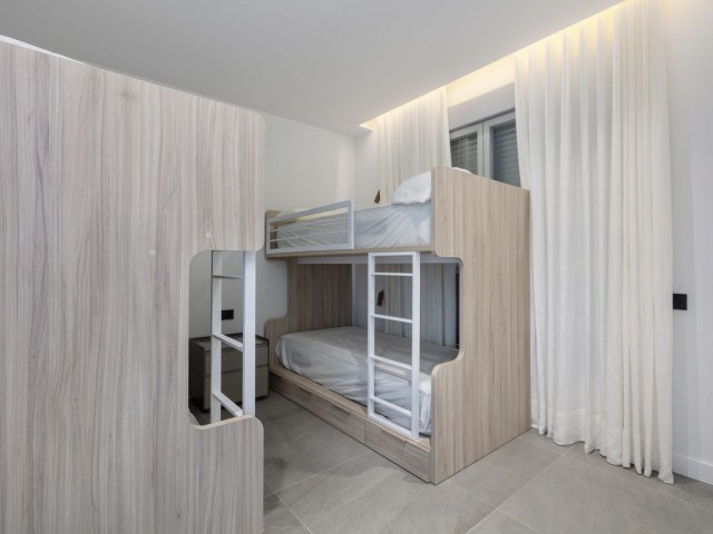 Maison mitoyenne avec 4 Chambres  à Estepona