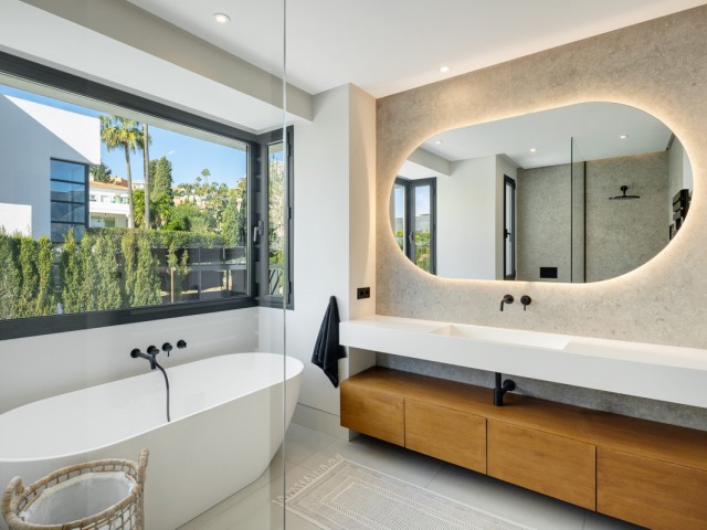 5 Bedrooms Villa in Nueva Andalucía