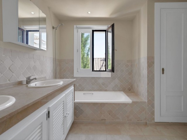 4 Soveroms Rekkehus i Estepona