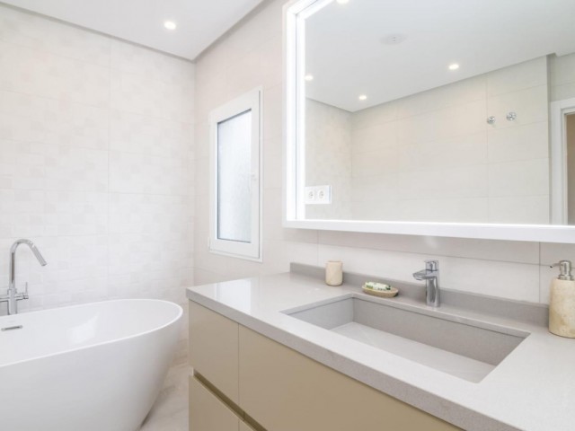 3 Bedrooms Apartment in Puerto Banús