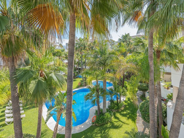 Apartamento con 2 Dormitorios  en Aloha