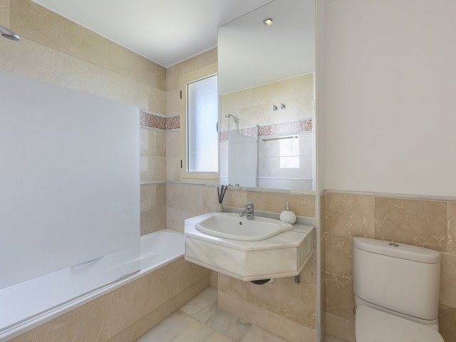 Apartamento con 2 Dormitorios  en Aloha