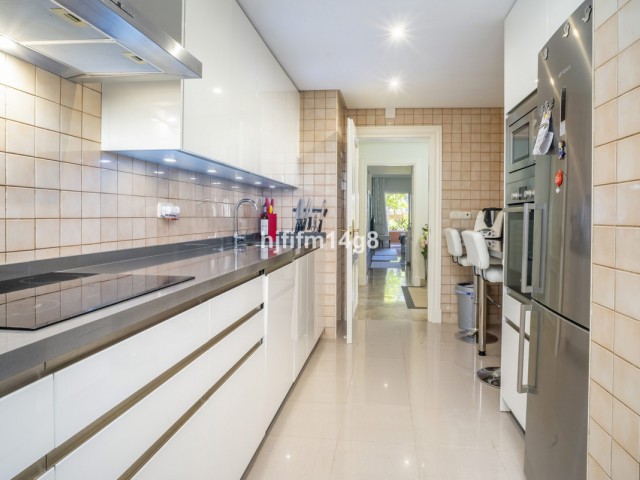 Apartamento con 3 Dormitorios  en Nueva Andalucía