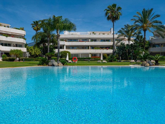 Apartamento con 4 Dormitorios  en Nueva Andalucía