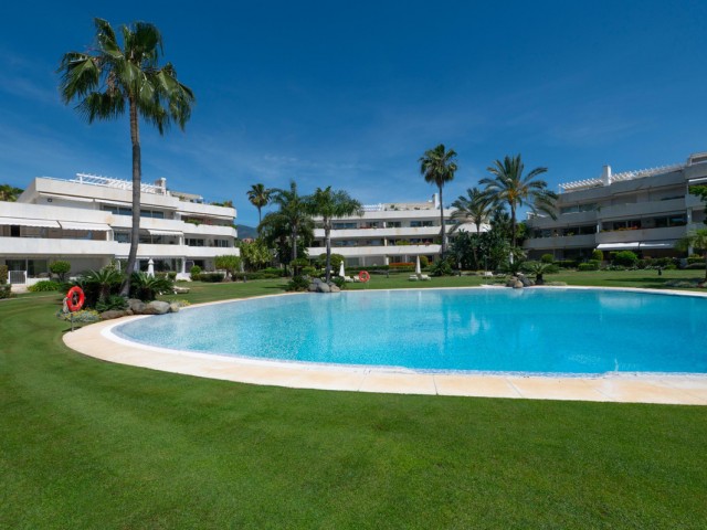 Apartamento con 4 Dormitorios  en Nueva Andalucía