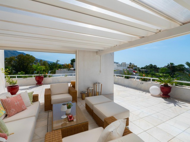 Apartamento con 4 Dormitorios  en Nueva Andalucía