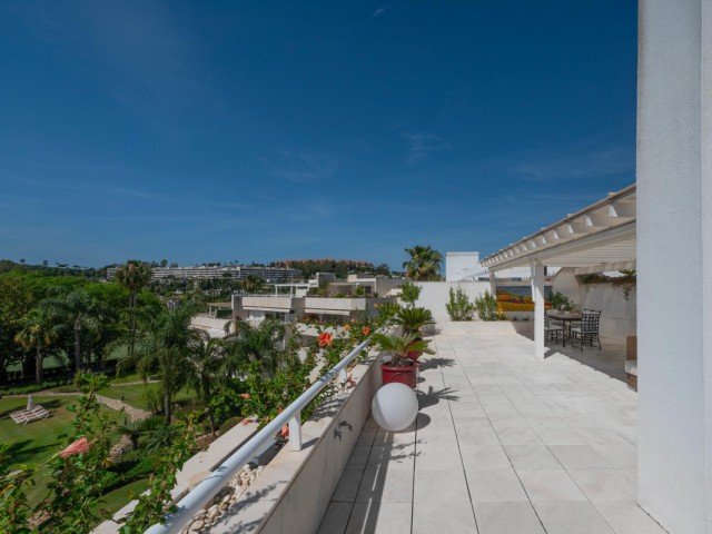 Apartamento con 4 Dormitorios  en Nueva Andalucía