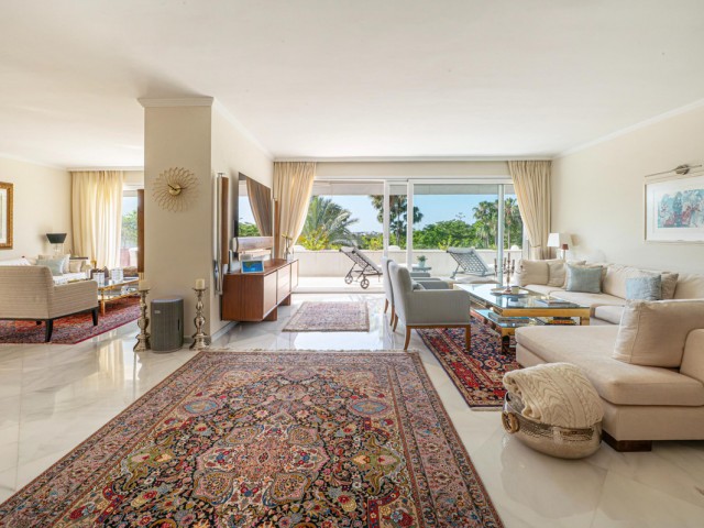Apartamento con 4 Dormitorios  en Nueva Andalucía