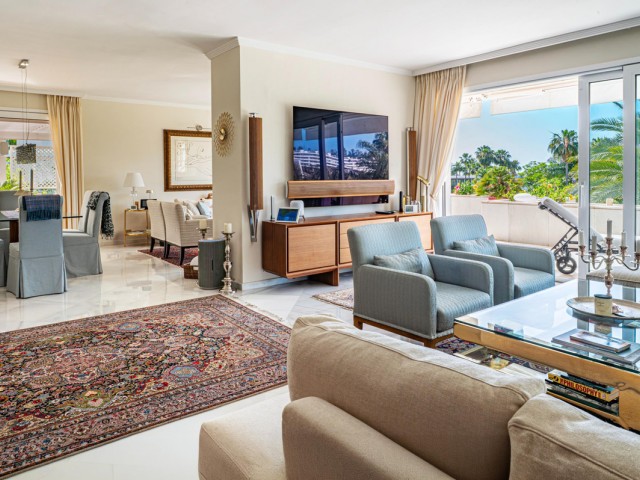 Apartamento con 4 Dormitorios  en Nueva Andalucía