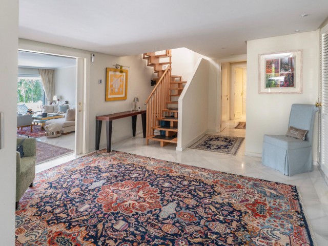 Apartamento con 4 Dormitorios  en Nueva Andalucía