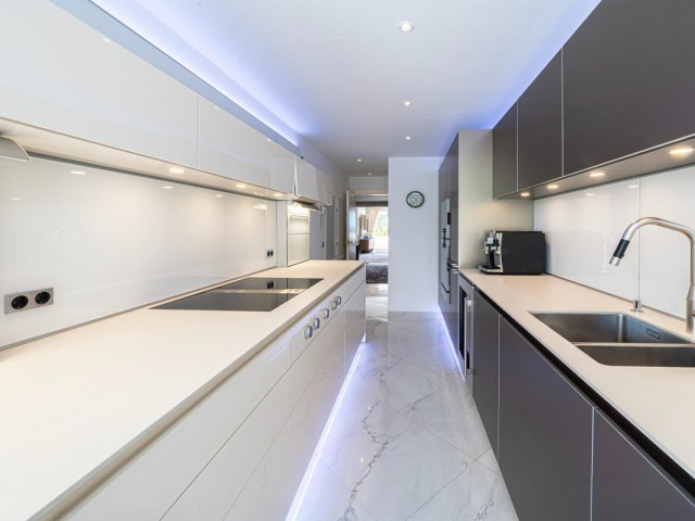 Apartamento con 4 Dormitorios  en Nueva Andalucía