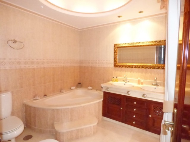 6 Bedrooms Townhouse in Marbella