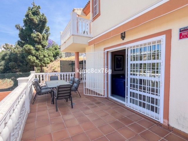Villa con 5 Dormitorios  en Calahonda