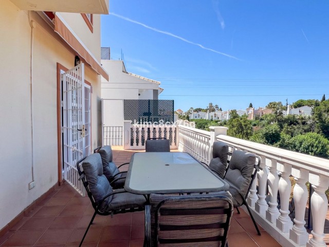 Villa con 5 Dormitorios  en Calahonda