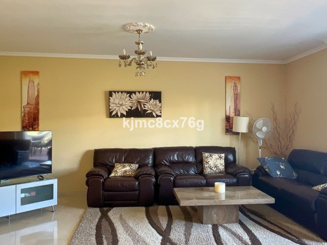 Villa con 5 Dormitorios  en Calahonda