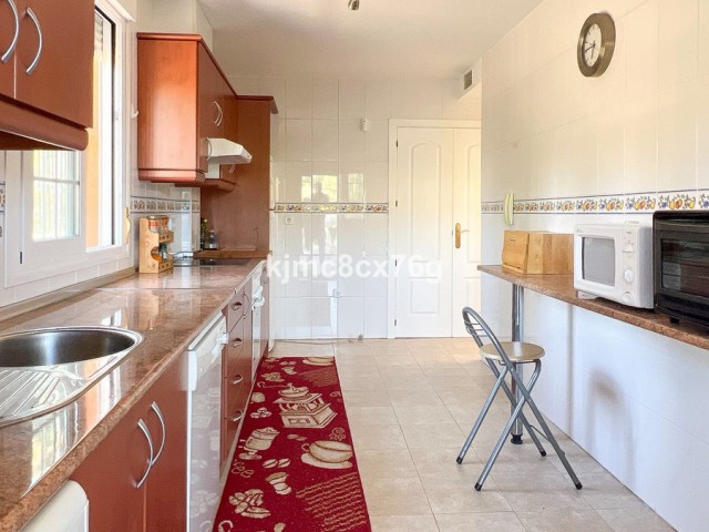 Villa con 5 Dormitorios  en Calahonda