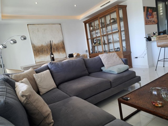 Apartamento con 3 Dormitorios  en Benahavís