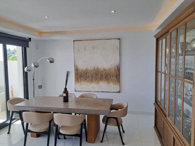 Apartamento con 3 Dormitorios  en Benahavís