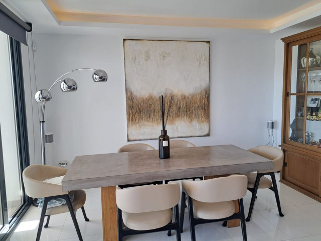 Apartamento con 3 Dormitorios  en Benahavís