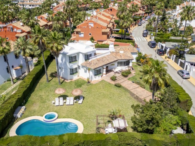 4 Bedrooms Villa in Estepona