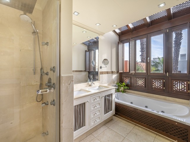 4 Bedrooms Townhouse in The Golden Mile