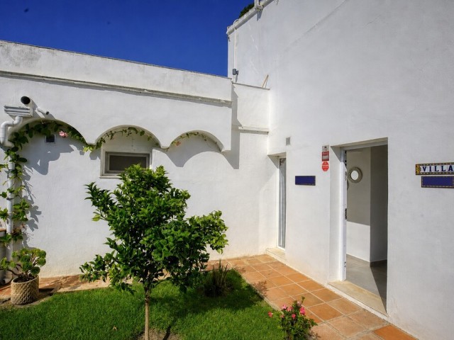 2 Bedrooms Villa in Estepona